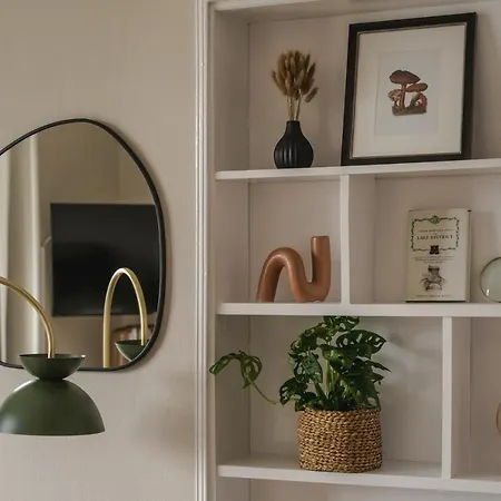 Biskey Howe- Georgian Charm *