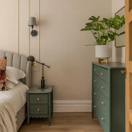 Biskey Howe- Georgian Charm *